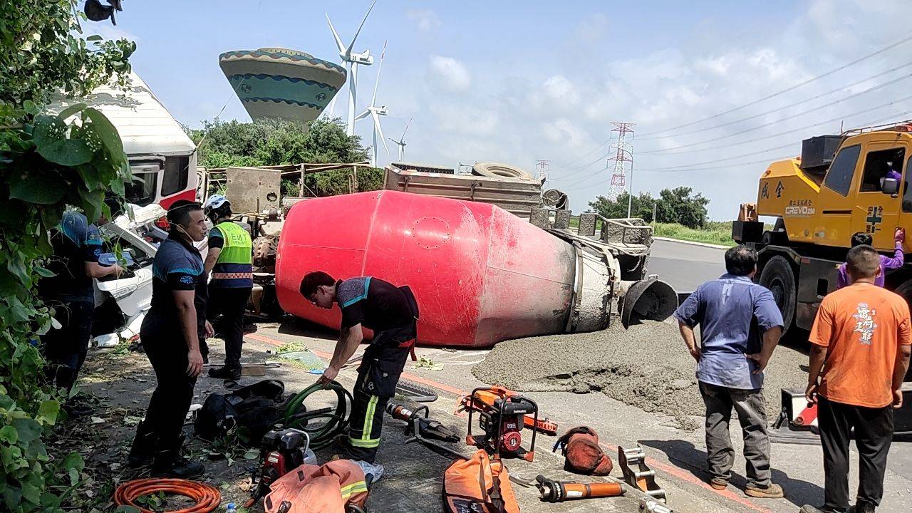 (有影片)/驚悚車禍!線西水泥車翻覆壓爛轎車 副駕乘客受困胸傷送醫 - https://www.watchmedia01.com