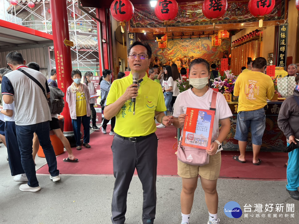彰化南瑤宮管理人市長林世賢頒發媽祖信徒子女獎學金。圖／彰化市公所提供