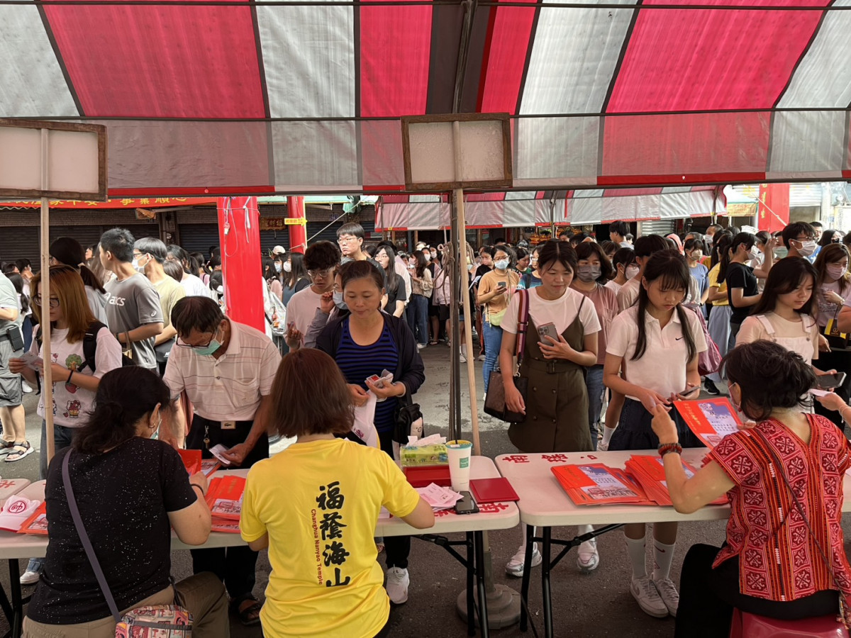 彰化南瑤宮頒發146萬獎學金,鼓勵媽祖信徒子女向學。圖/彰化市公所提供