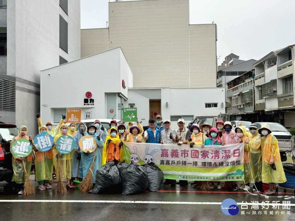 嘉義市育英里里長林峯輝帶領里民與志工齊心協力清掃街道／嘉義市府提供