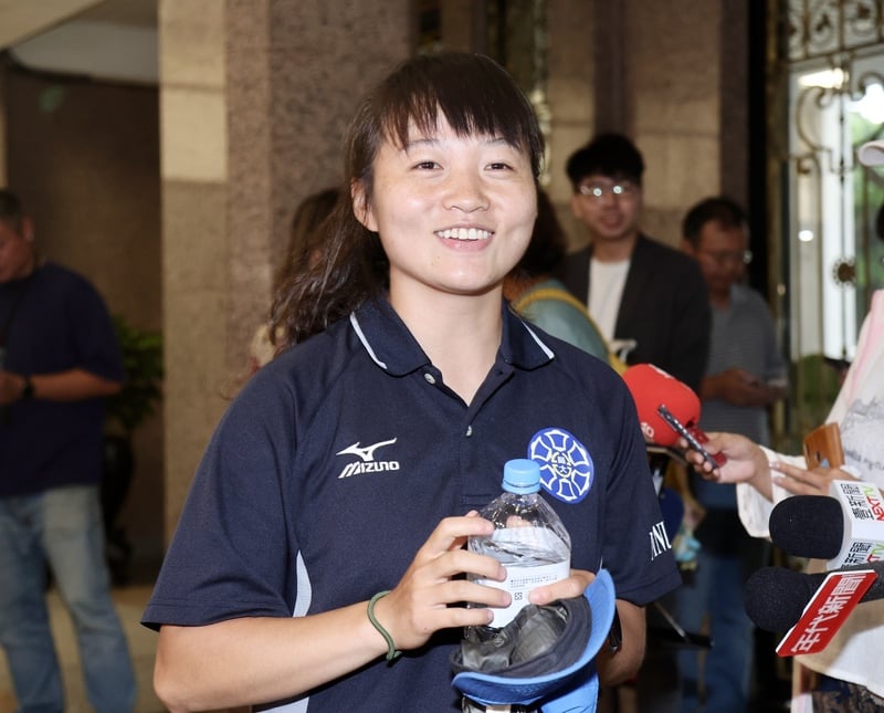 台師大女足抽血案,受害學生代表簡奇陞(前)19日聲明,校方及教練已道歉,將卸下受害者的角色。中央社
