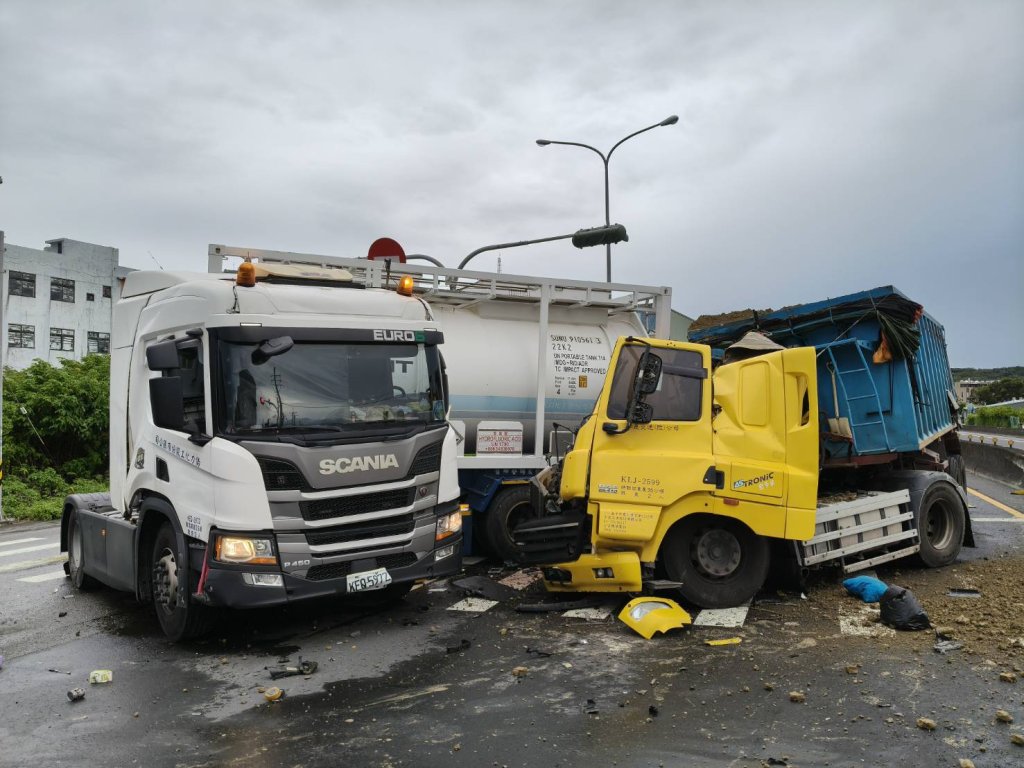 竹北化學槽車車禍氫氟酸外洩! 槽體抽離洩漏點止漏處理中