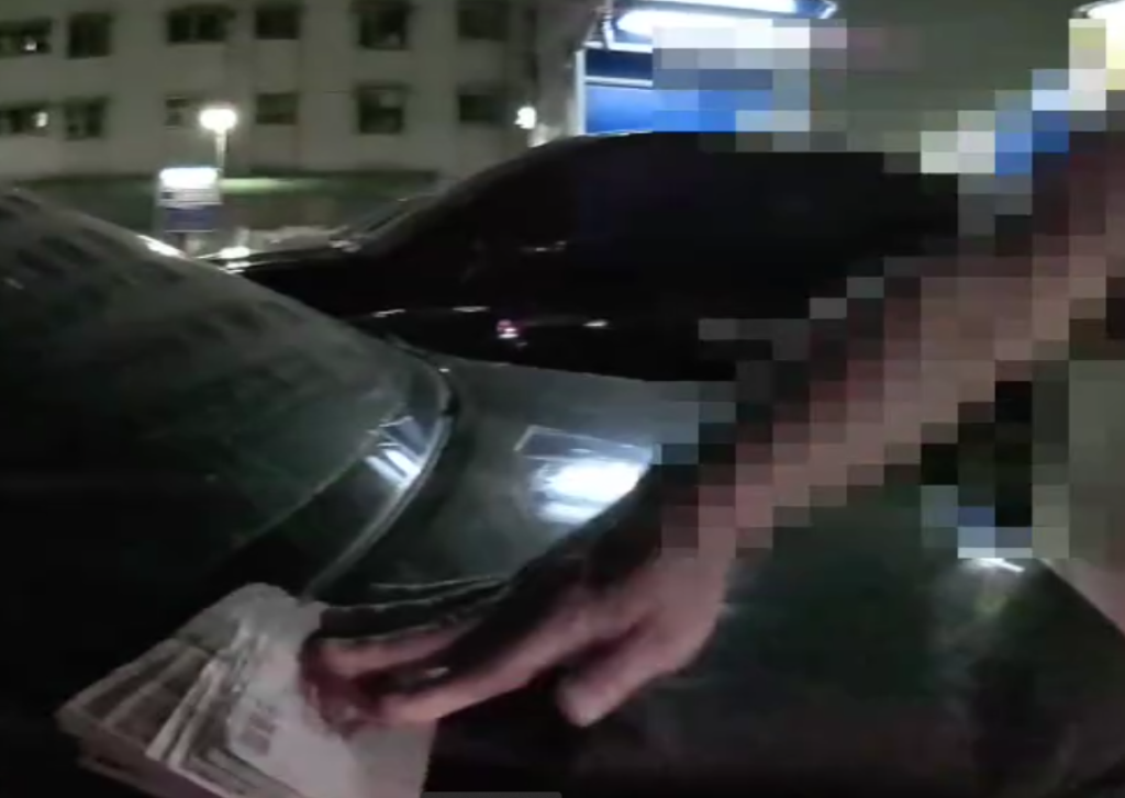 不滿前方駕駛龜速狂按喇叭逼車還作勢打人 警察到場掏錢欲私了下場慘