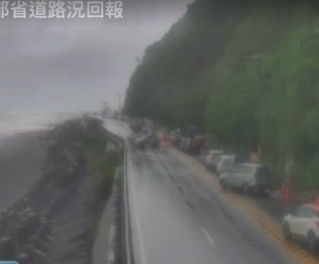 台9線大溪段土石流阻斷交通 405.7k路段車輛大排長龍