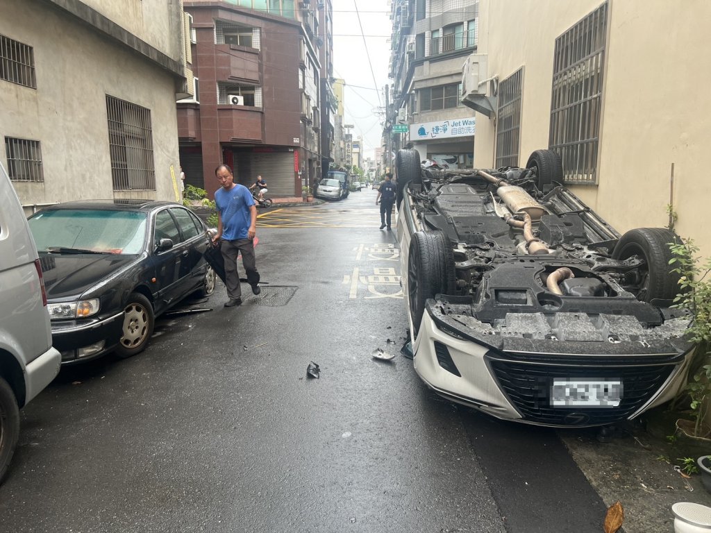 員林酒駕撞車翻覆! 網友酸:反正來都來了睡一下