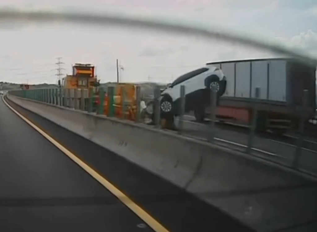 撞擊畫面曝光!- 國道自小客車開輔駕撞緩撞車駕駛受傷