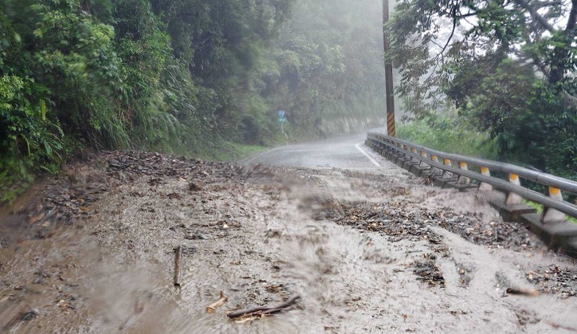 臺東縣海端鄉下馬路段發生邊坡坍方 雙向道路阻斷無法通行