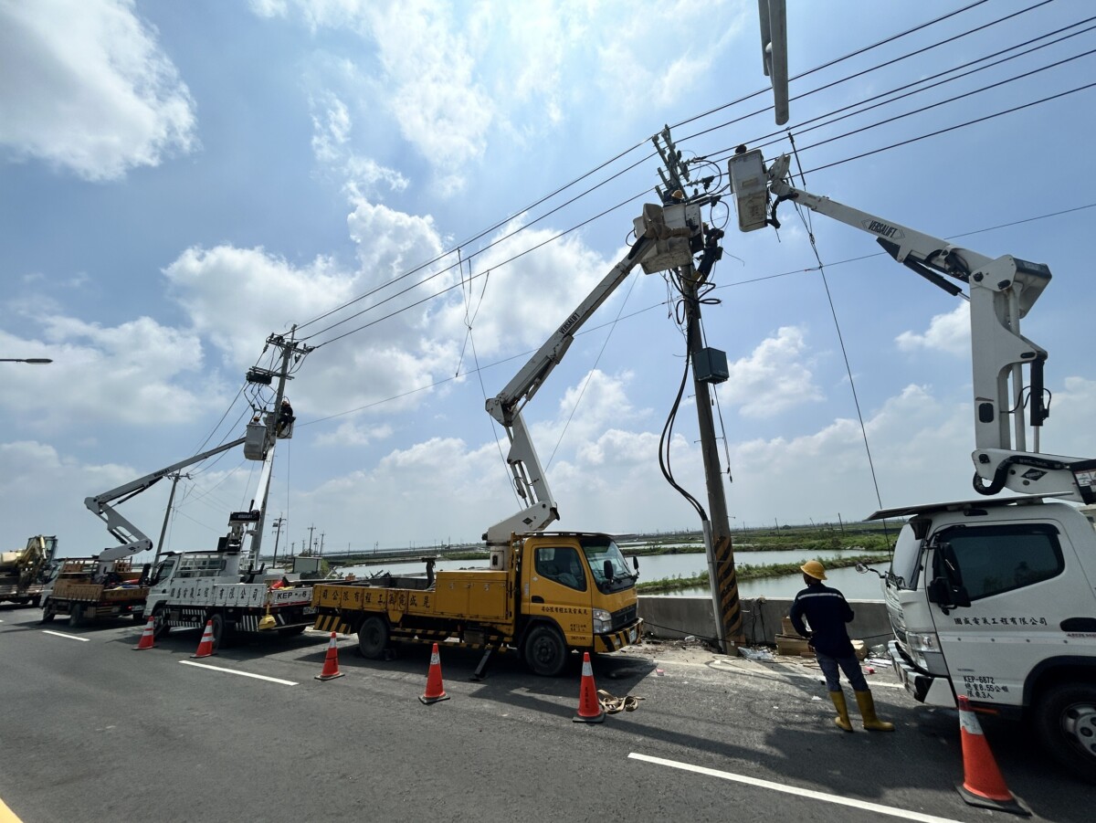 台電無畏風雨的點亮每一戶溫暖的決心，並為用電安全把關的特別成立「檢驗班」，主動針對部分用戶自有受電線路有損壞、或受電建物結構已嚴重毀損且暫無人居住的場所進行勘查。（圖/台電嘉義區處提供）
