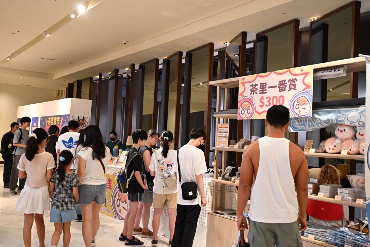 ▲港仔眼中的台灣夜市—茶里夜市，即日起至9月29日在新光三越高雄左營店11樓展出。（圖/新光三越高雄左營店提供）