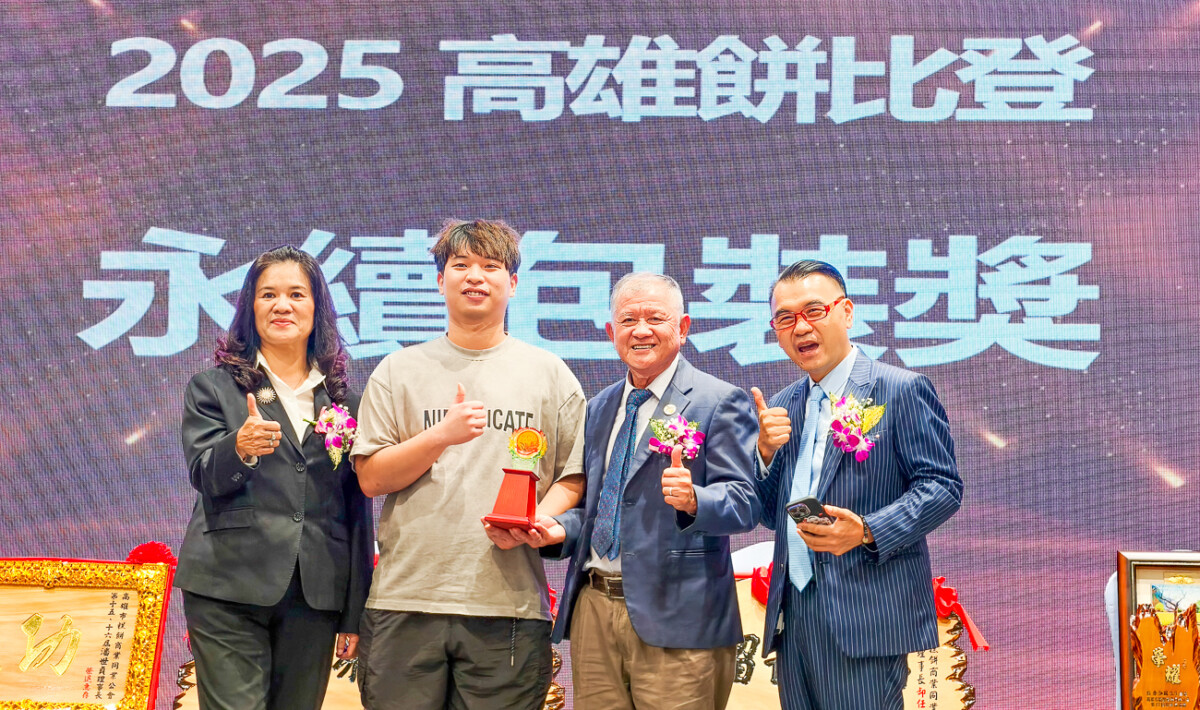 ▲高雄糕餅公會舉辦首屆的「高雄餅比登」比賽，獲獎作品登場，各界祝賀高雄大喜。（圖/記者黃淑貞攝）