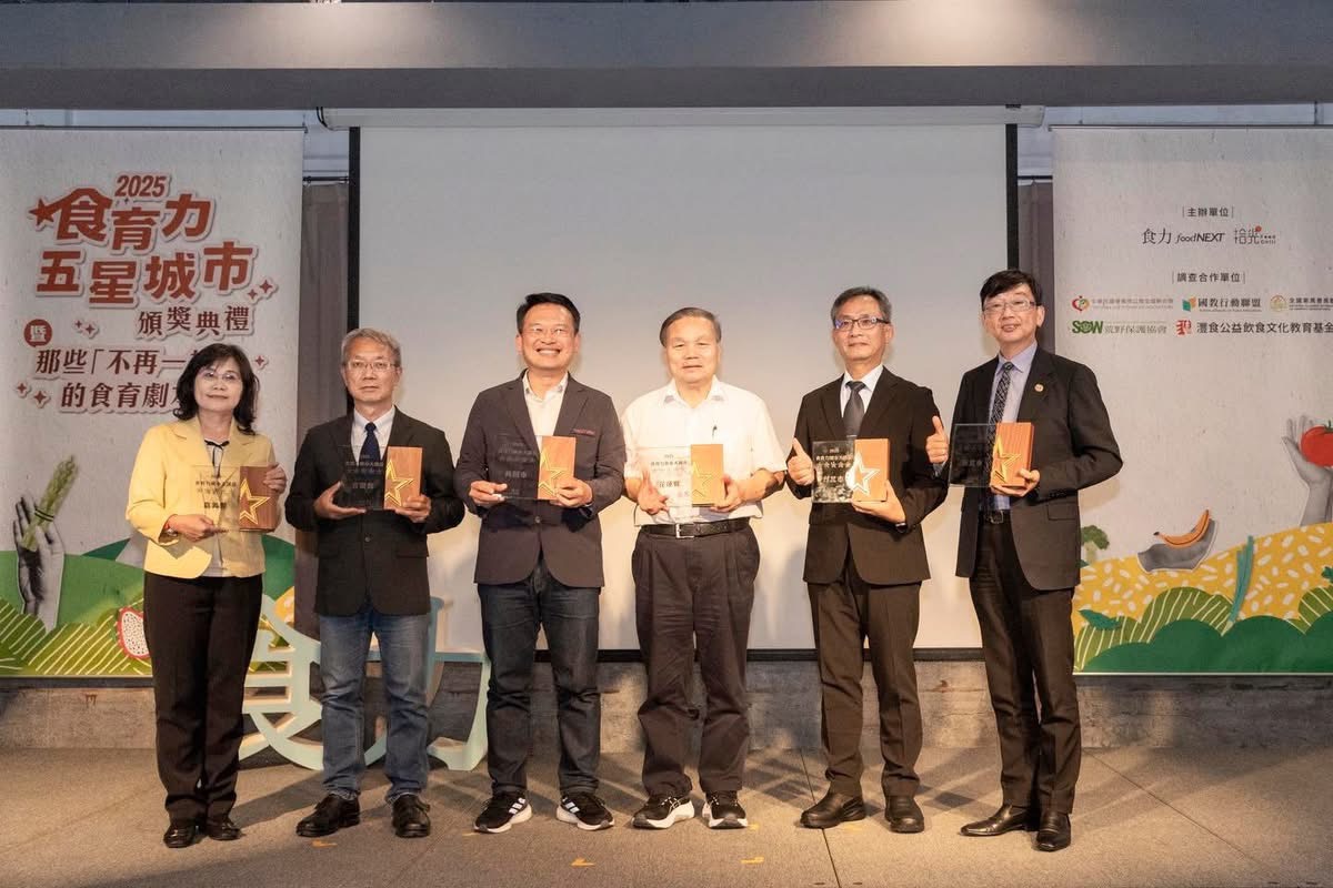 嘉義縣政府五連霸全國食育力五星城市,成為全台食安教育的領航者,衛生局局長趙紋華(左)代表受獎。(圖/嘉義縣政府提供)
