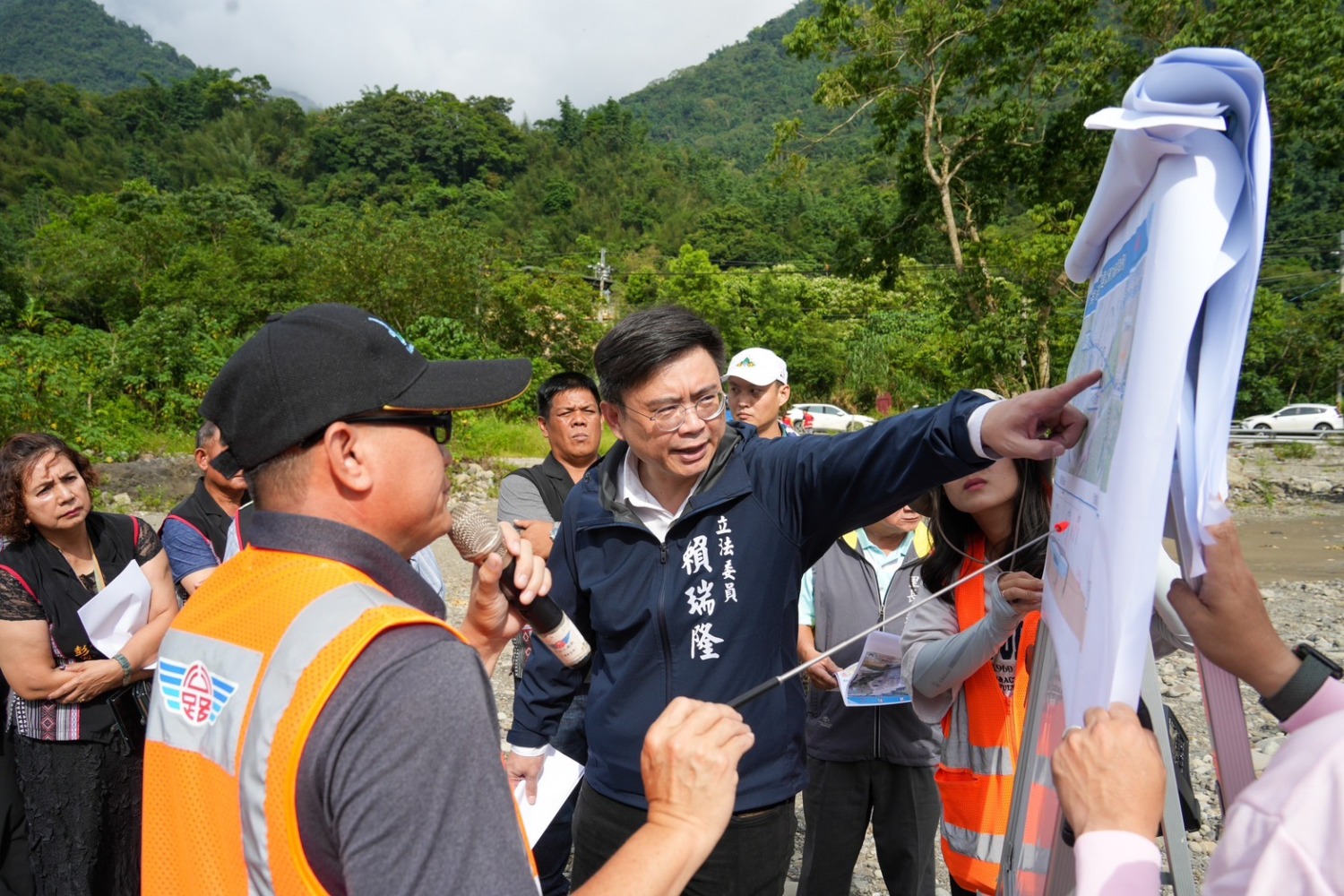 賴瑞隆前進那瑪夏 勘災關注民生建設