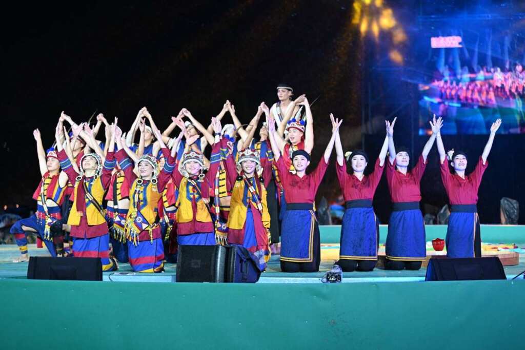 ▲2025太平洋南島聯合豐年節昨(18)日在花蓮德興大草坪盛大揭幕,首晚主題「SERA之夜」象徵大地、根基與萬物的靈性甦醒。