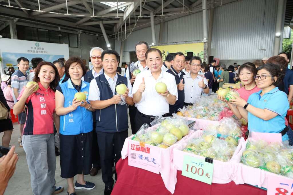 ▲新竹縣副縣長陳見賢關心農民們銷售情況,也現場試吃、採購水梨表達支持。