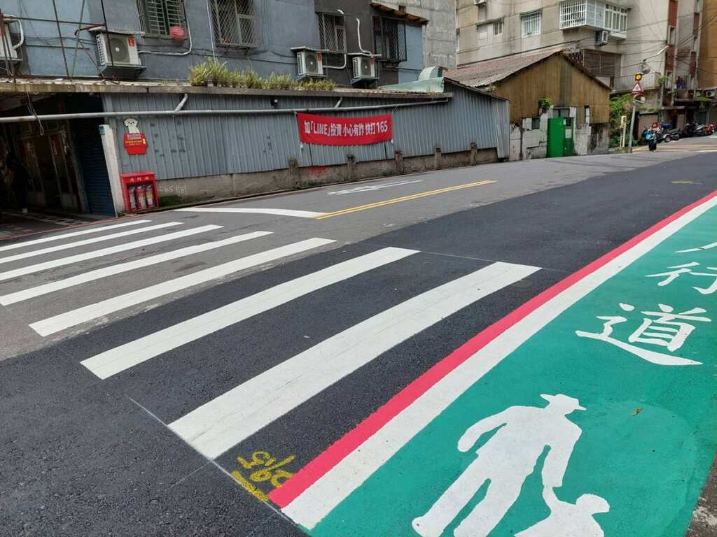 ▲永和區信義路91巷長期遭到占用且缺乏人行空間,養工處重新整頓活化作為標線型人行步道及行穿線,近日已完工啟用。