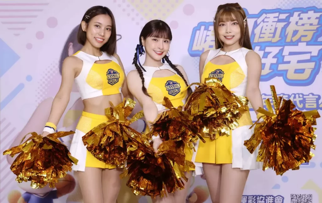記者會開場由中信兄弟啦啦隊Passion Sisters火熱開場,左起貴貴、代言人峮峮、妮可。
