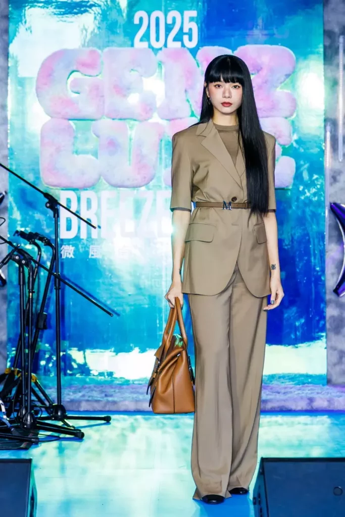 微風女神郭源元身穿 MaxMara 的 Pre-Fall 經典駝色套裝