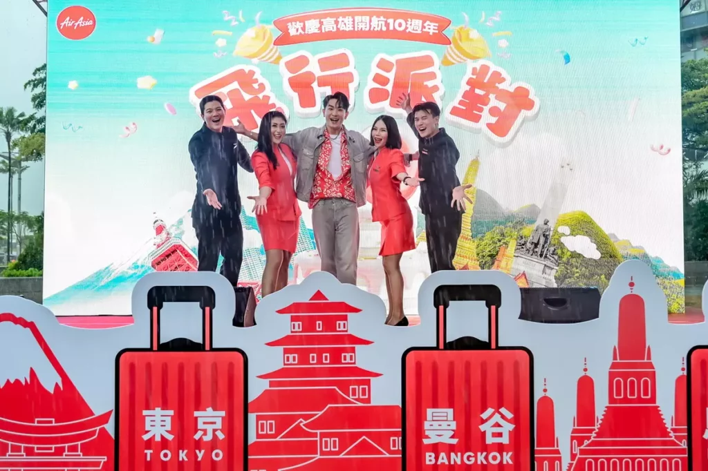 AirAsia 為歡慶高雄正式開航滿10週年,在高雄夢時代戶外時代廣場舉辦「歡慶高雄開航10週年飛行派對」