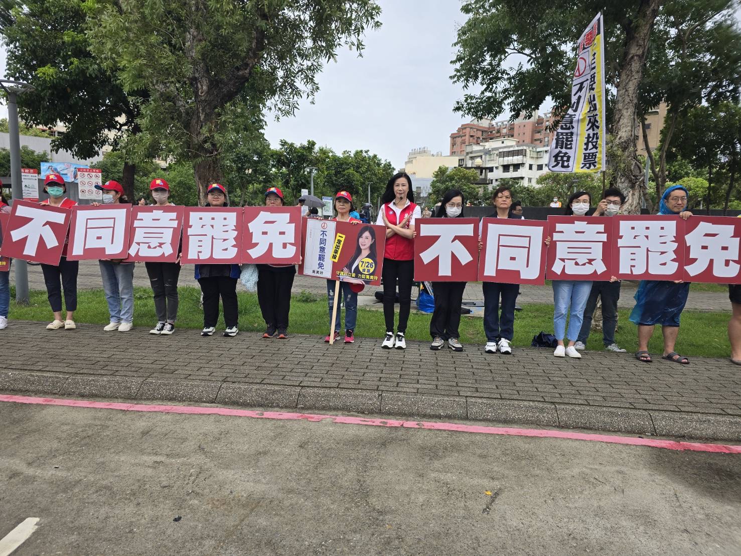 藍白合體「萬草齊發」掃街反罷免 萬美玲:用選票守住桃園理性 264 藍白合體「萬草齊發」掃街反罷免 萬美玲:用選票守住桃園理性 263