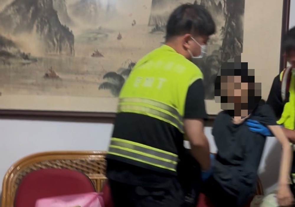 餓癱家中失聯 兄急報案警消破門救獨居婦送醫 300 cnews204250719a03