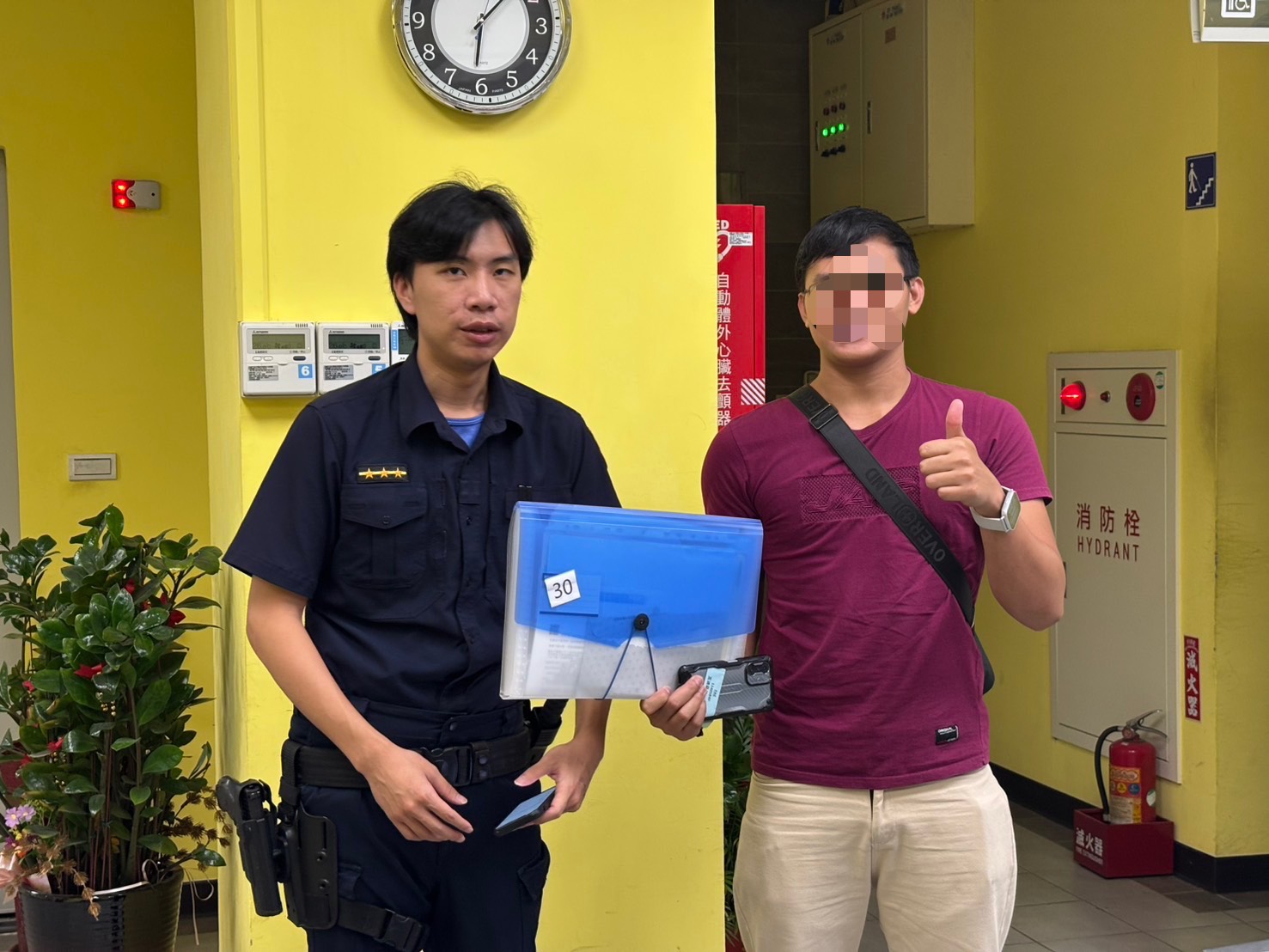 菲籍移工證件遺落計程車 楊梅警調閱監視器助找回 S 75325472 0