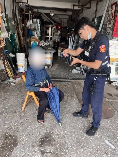 ▲暑氣逼人愛心不減,虎警助8旬翁平安返家。(記者劉春生攝)