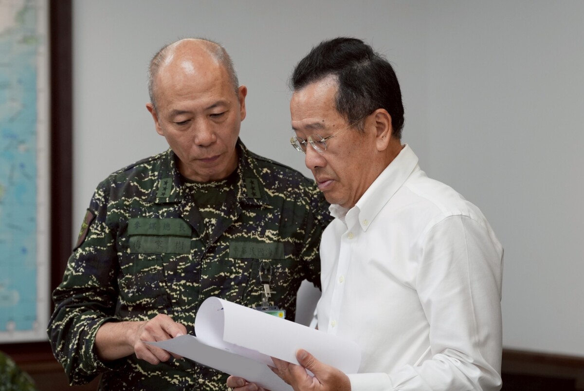 ▲針對此次演習，顧部長與參謀總長梅家樹交換意見。