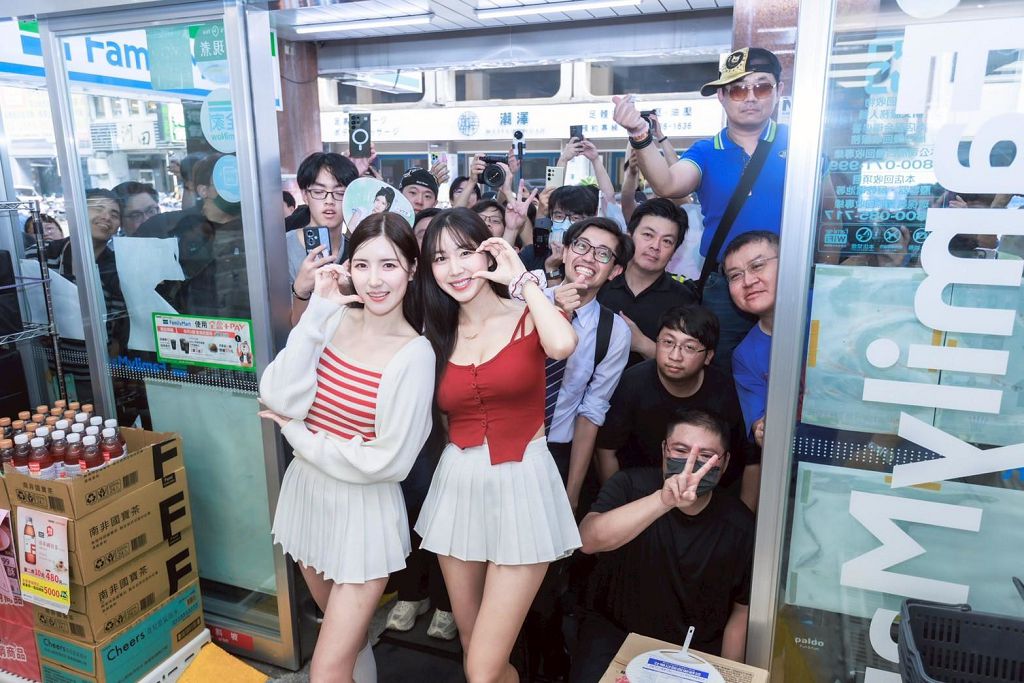 安芝儇、南珉貞17日為Paldo三鮮炸醬麵站台，於台北全家長賓店擔任一日店長，活動現場擠滿粉絲到場應援。(圖/ 總代理良澔提供)