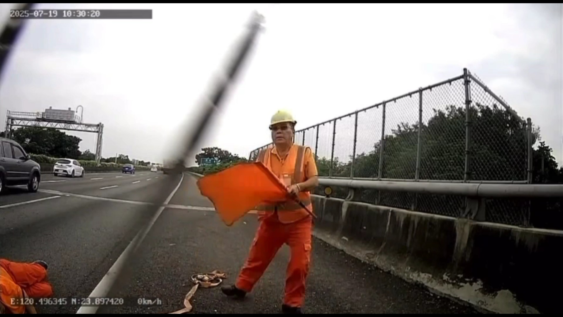 (有影片)/國道驚險事故 遊覽車國道撞飛工程人員 肋骨骨折送加護病房 - https://www.watchmedia01.com
