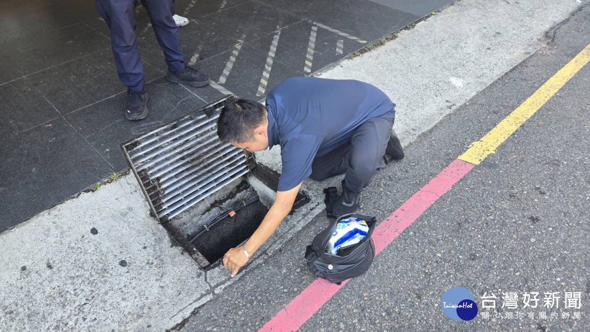 警員得俐落地將沉重的水溝蓋搬起，協助報案人順利尋回愛心悠遊卡。