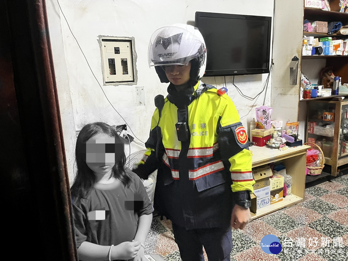 女童攜玩具怕責備迷途，壢警團隊兵分五路助團圓 。 　