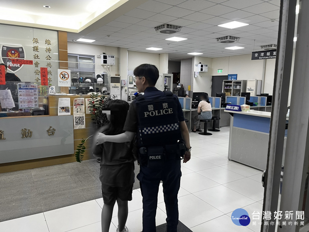 女童攜玩具怕責備迷途,壢警團隊兵分五路助團圓 。