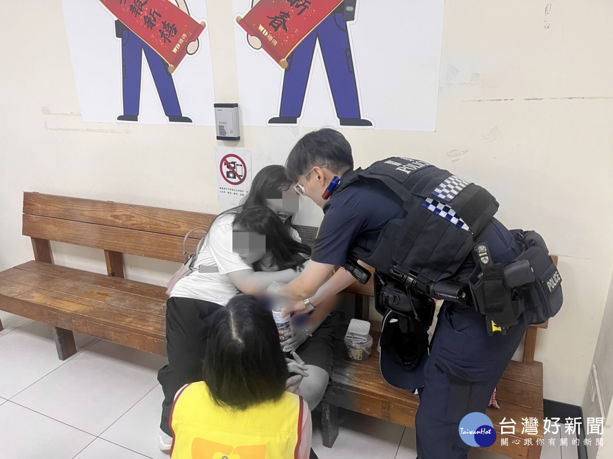 女童攜玩具怕責備迷途,壢警團隊兵分五路助團圓 。