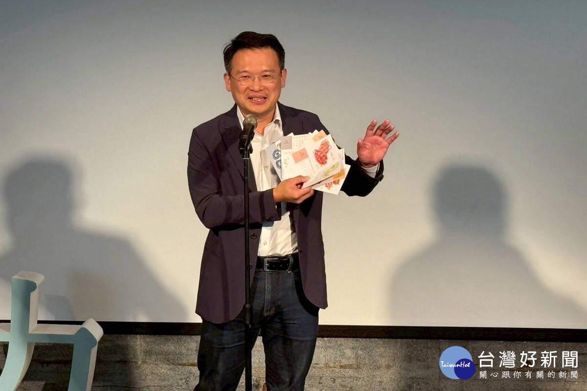 桃園市副市長蘇俊賓於「2025食育力城市大調查」頒獎典禮致詞時，拿出親手繪製的「桃園好農」月曆。