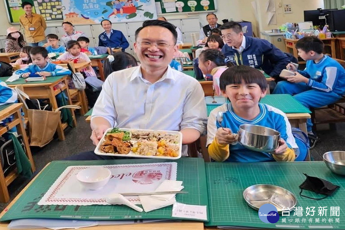 桃園市副市長蘇俊賓於食農教育中和小朋友共同用餐。<br /><br /> 