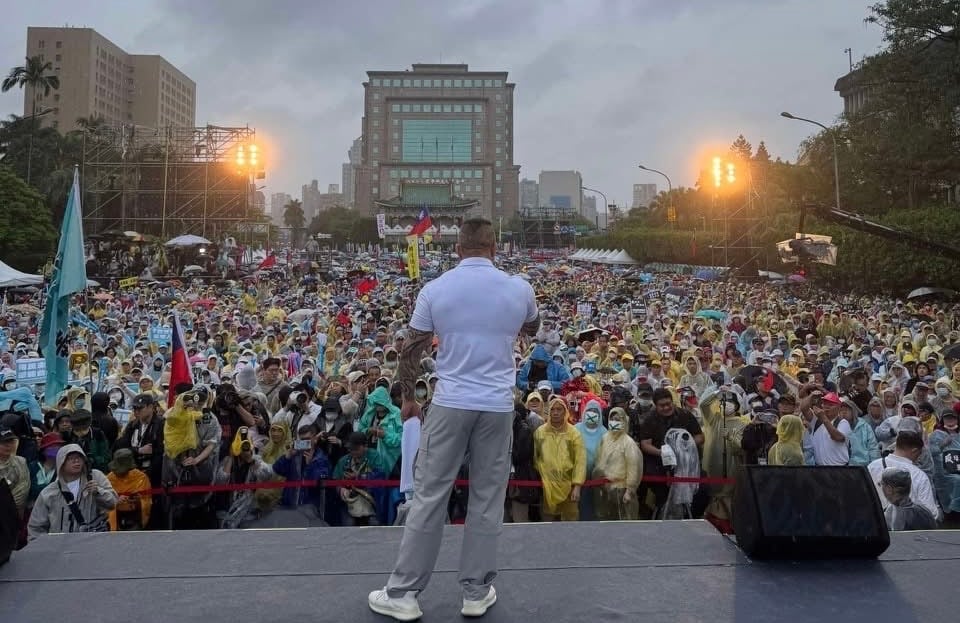 朱立倫邀請館長參加反罷免25日決戰之夜,圖為426反獨裁,館長參加國民黨在凱道的活動。翻攝臉書飆悍