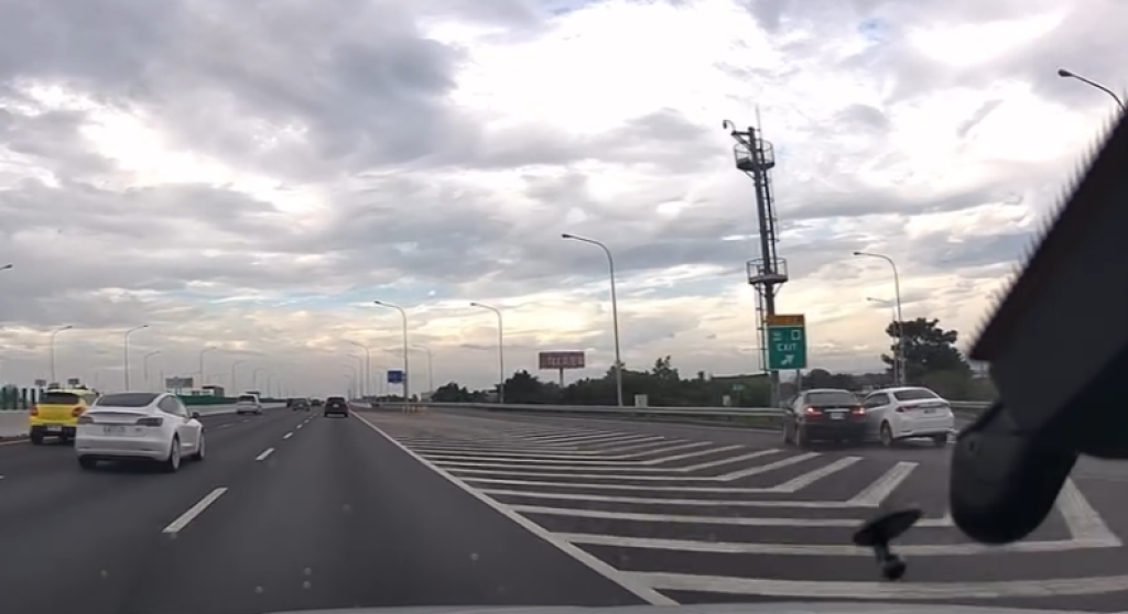 撞擊畫面曝光!自小客車疑錯過西螺交流道向右鬼切 匝道出口處撞車