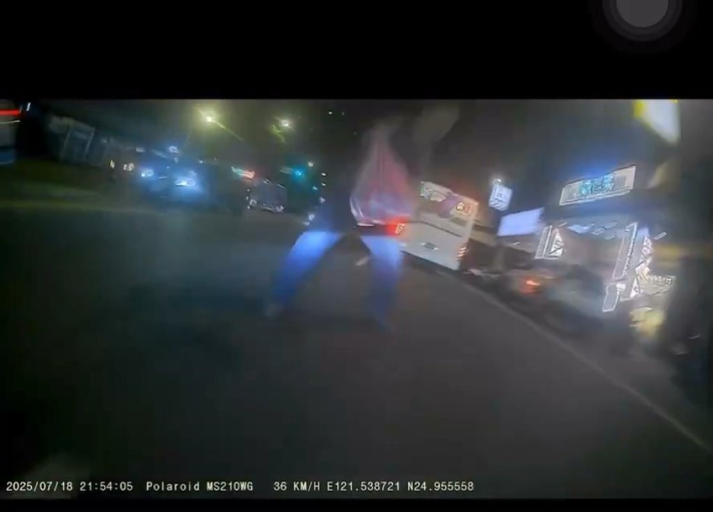 影/新北車禍!行人深夜穿越馬路「騎士閃避不及迎面撞」 影片曝光引發熱議