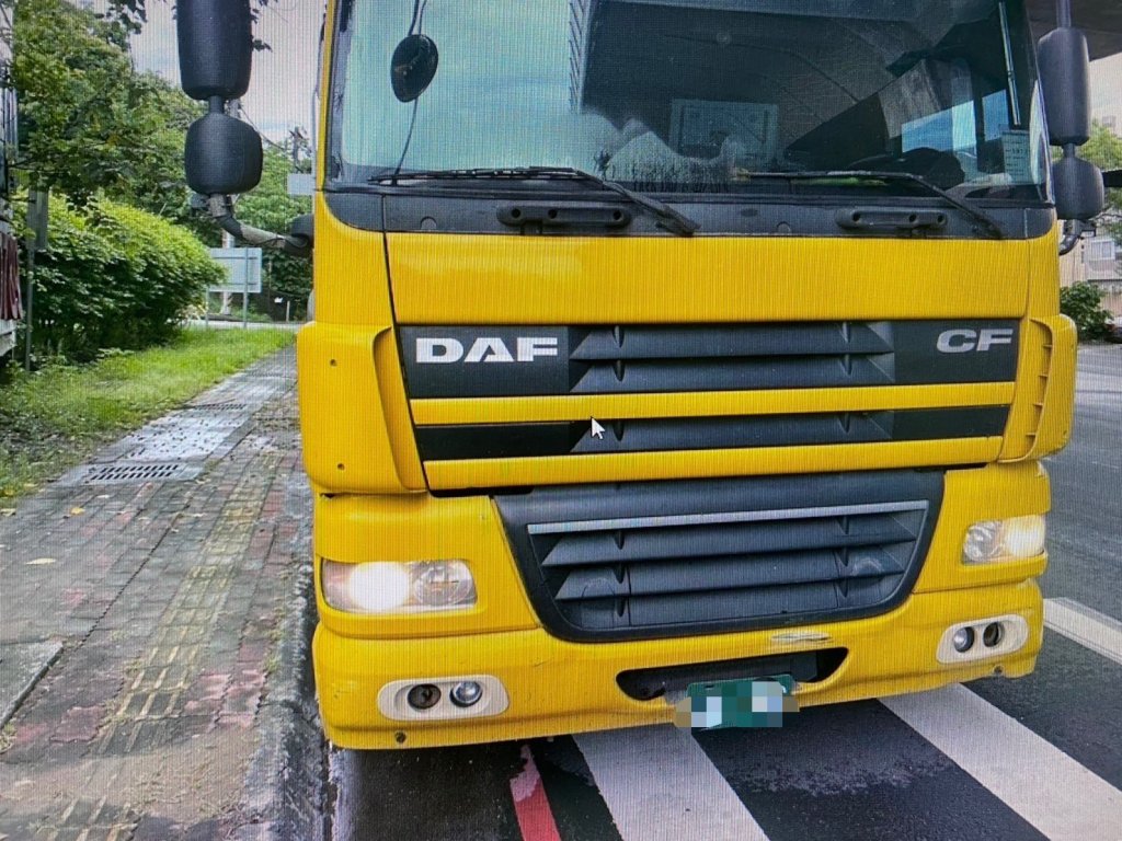 高市道188車禍驚魂！大貨車追撞轎車-駕駛稱視線死角沒看到