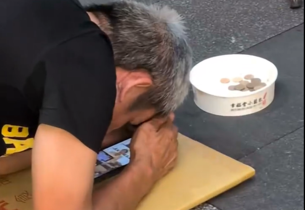 影/這樣行乞的!阿伯跪下頭碰地「眼前放手機追劇」 網酸:上班不要偷看