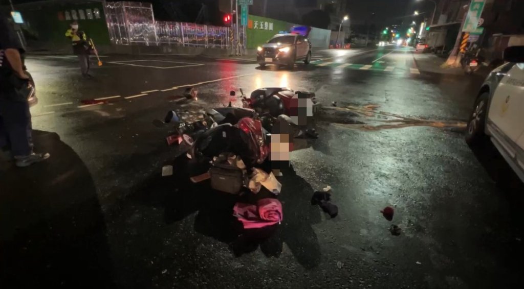 禮讓救護車釀血灘!高雄2女騎士追撞倒地「柏油路染紅」