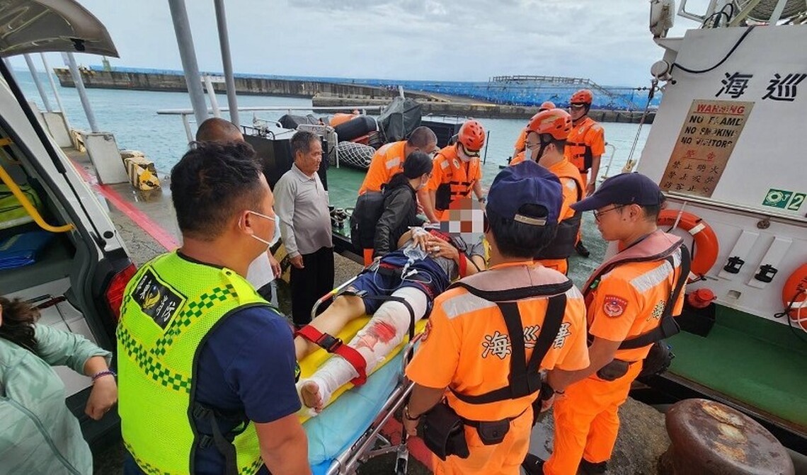薇帕颱風剛遠離　海巡風雨無懼協助骨折民眾就醫