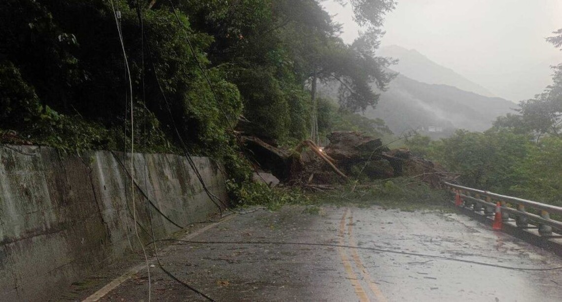 臺東縣海端鄉下馬路段發生邊坡坍方 雙向道路阻斷無法通行
