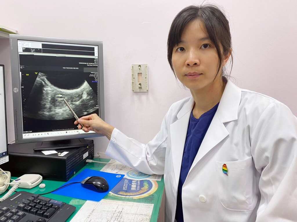 ▲台中榮總婦女醫學部醫師孫珞指出,透過超音波可見患者子宮內有異常息肉。(台中榮總提供)