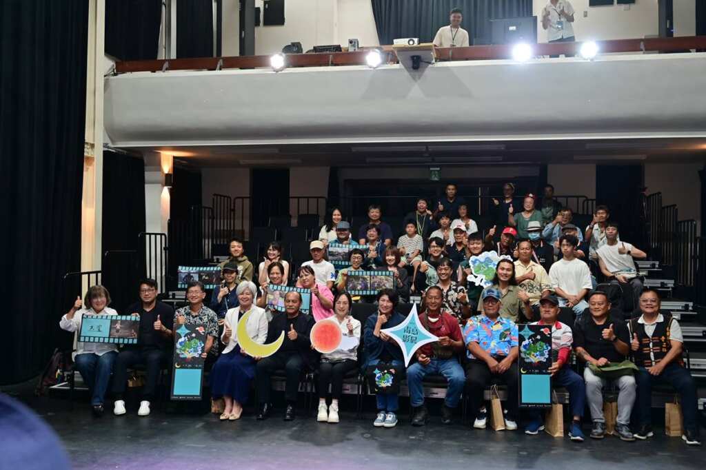 ▲為與南島語族國際接軌,臺東縣政府第三年推動的「2025臺東國際南島影展」,今日在「就藝會」盛大登場,縣長饒慶鈴與各界貴賓共同揭開影展序幕,象徵一場深具文化厚度與視野的影像盛會正式啟動。