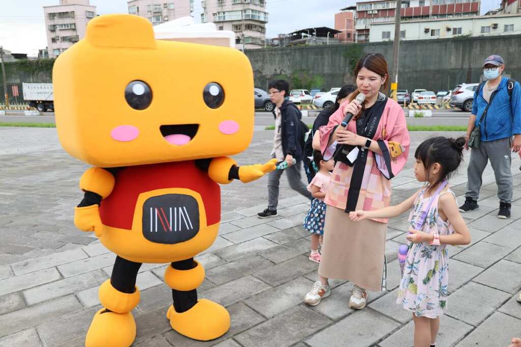 ▲國家檔案局阿凱將和小朋友開心互動宣導9月林口開館。