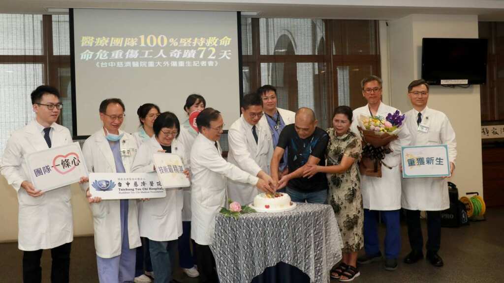 ▲台中慈濟醫院為胡先生舉辦重生會,簡守信院長(左四)率領醫療團隊與胡先生、胡太太一同切下象徵重生的蛋糕。(台中慈濟醫院提供)