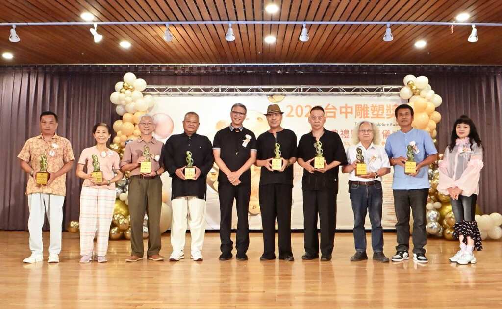 ▲「2025台中市雕塑學會暨台中雕塑獎邀請展」在大墩舉辦頒獎典禮暨開幕式,文化局曾能汀副局長也出席並獻上祝福。(記者張玉泰攝)