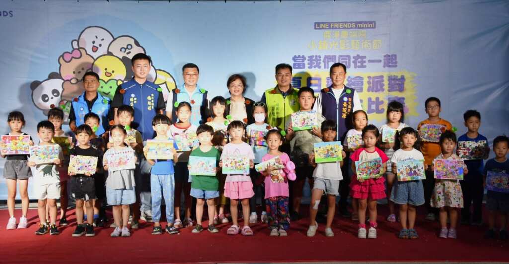▲「2025小鎮光影藝術節」夏日彩繪派對趣味寫生比賽今日下午在鹿港舊鹿港溪水中舞台登場，晚間舉行頒獎典禮，由彰化縣長王惠美親自表揚得獎者。（彰化縣政府提供）