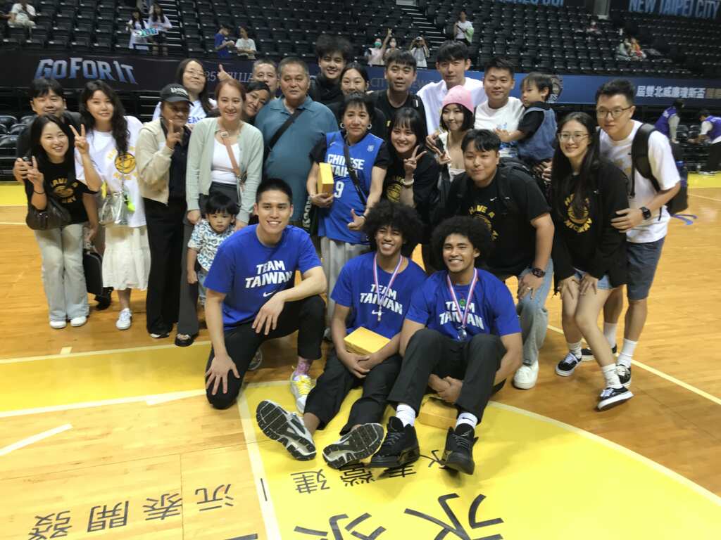 陳盈駿和賀家兄弟都榮獲最佳五人,喜孜孜和陳家的大家族一同分享榮耀。 (潘安彥攝影)